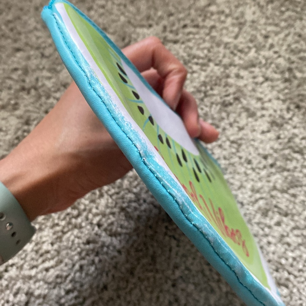 Good Vibes Kiwi 🥝 design cosmetic bag - Picture 6 of 16